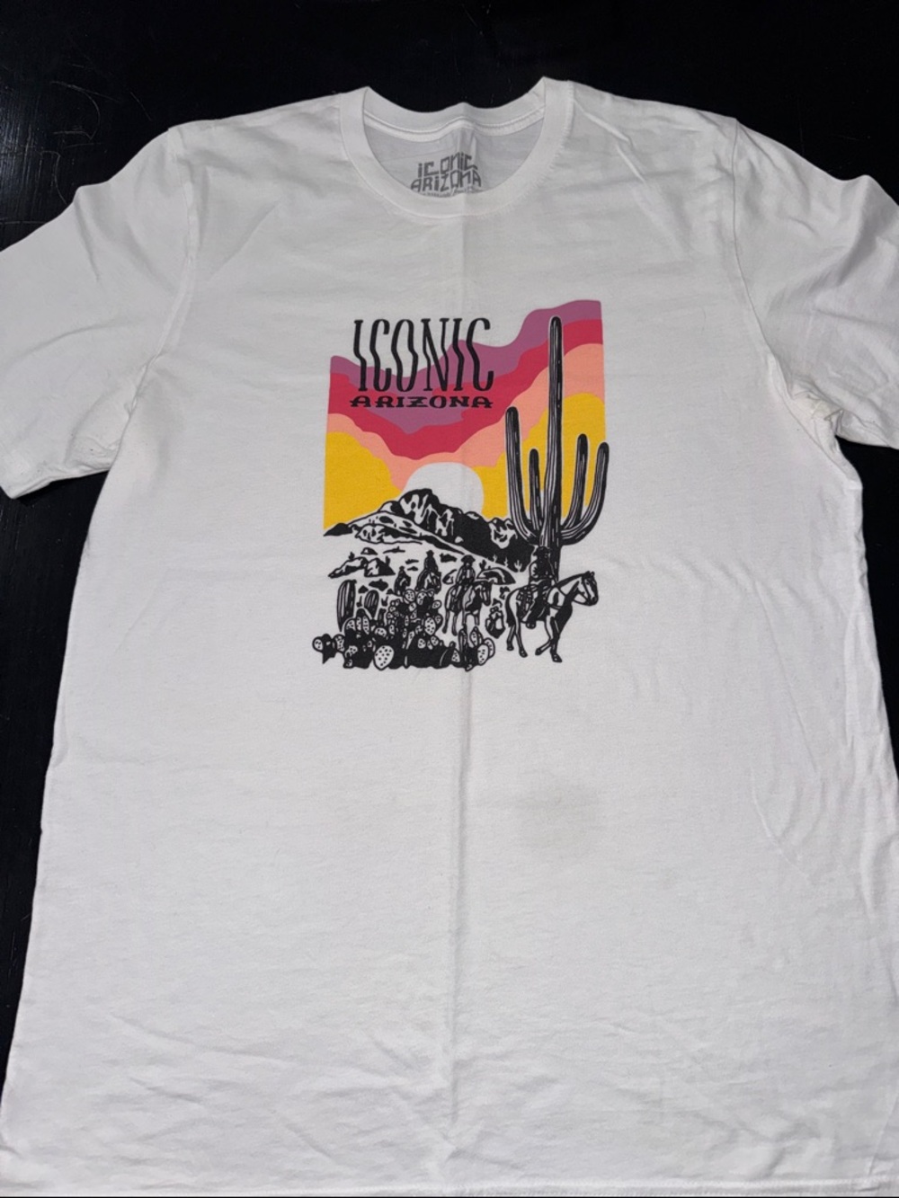 ICONIC ARIZONA white crew neck men’s t shirt. size large. good used condition.